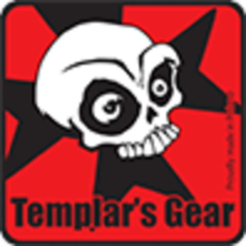 Logo Templar's Gear: crâne blanc stylisé, grands yeux expressifs, sur fond rouge et étoile noire. Symbole distinctif.